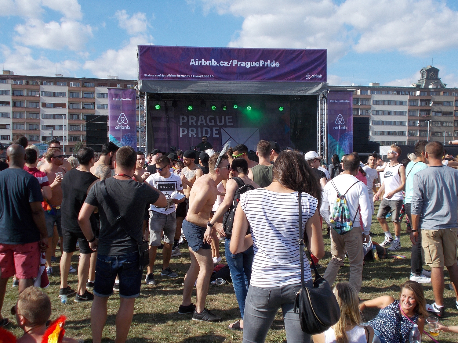 Ausgelassene Party bei heißen Techno-Klängen. Es gab insgesamt drei Tanzbühnen.