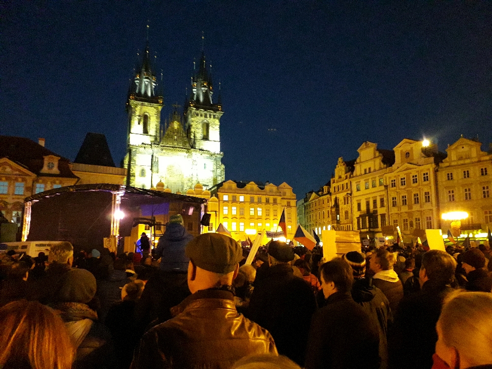 Mehr als 10.000 Menschen aus der Mitte der Gesellschaft demonstrierten gegen Andrej Babiš.