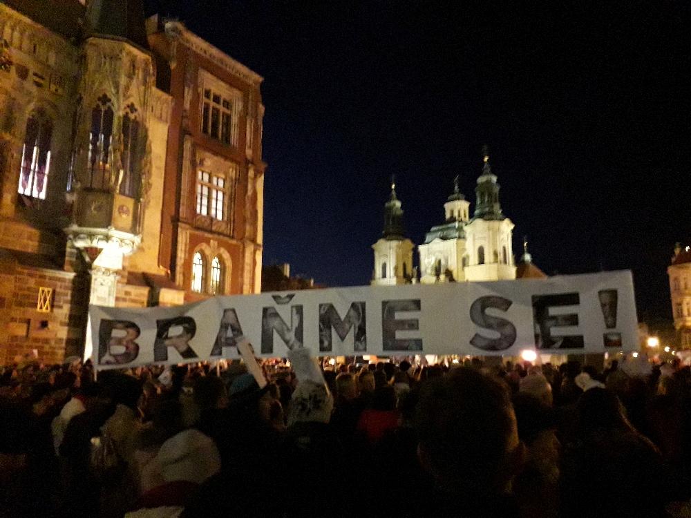 "Wehren wir uns!" Steht auf dem Plakat.