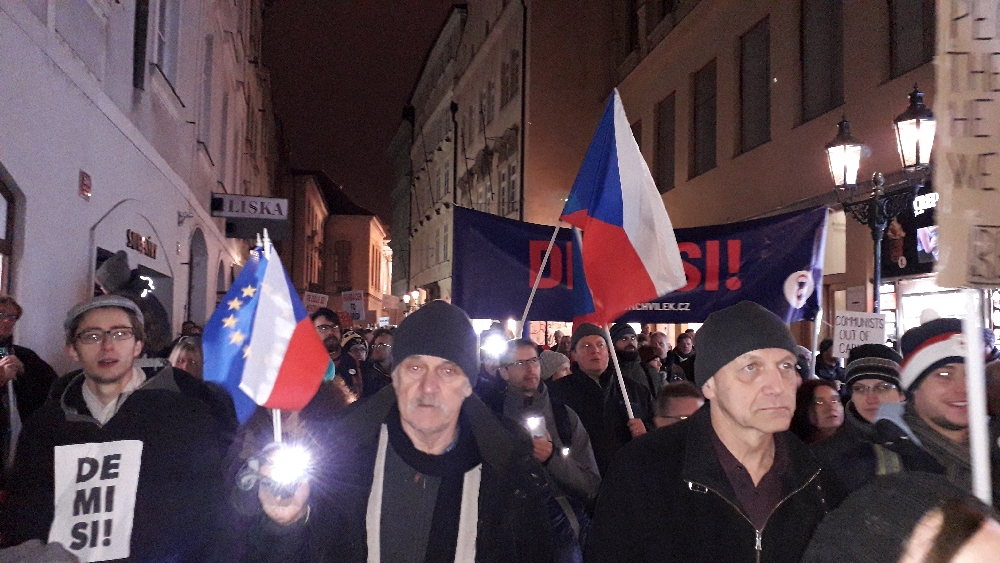 Tausende Demonstranten jeden Alters säumten die Straßen.