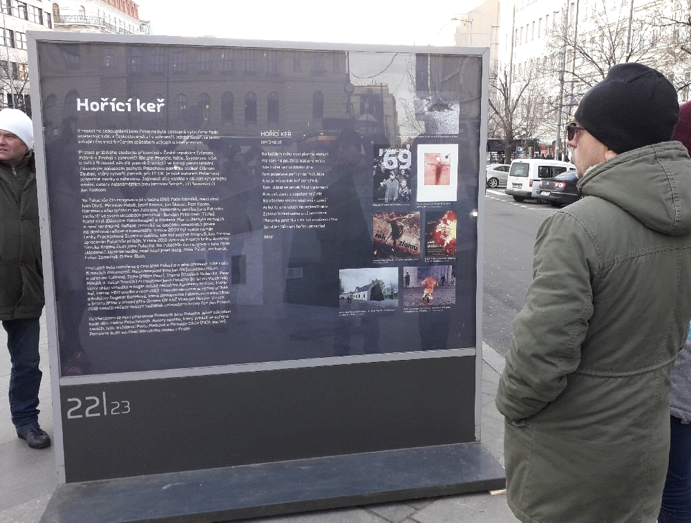 Informationstafeln vor dem Denkmal des Heiligen Wenzels erinnern an die Geschehnisse vor 50 Jahren.