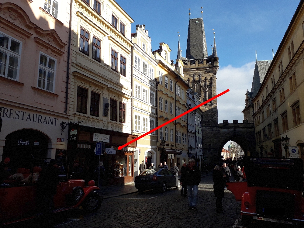 Der Eingang: Fast zu übersehen im alltäglichen Treiben auf der Brückengasse.