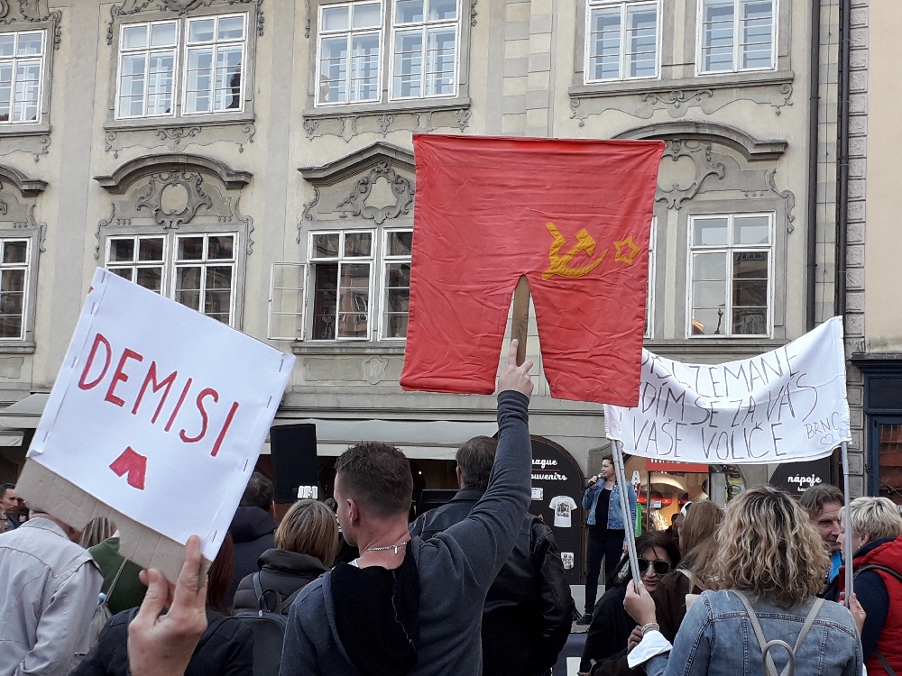 Ein Grüppchen von ca. 100 - 150 Leuten traf sich zeitweise am Malostranské nám., um gegen den Premierminister zu demonstrieren.