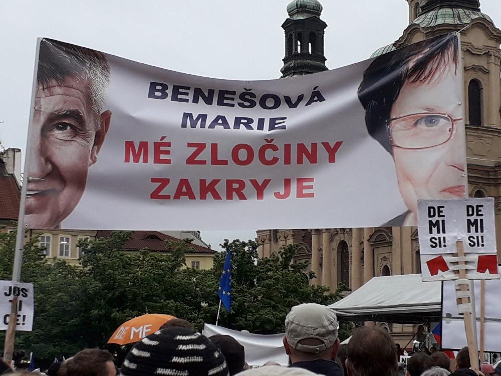 „Sie verdeckt meine Verbrechen“ steht auf dem Plakat.