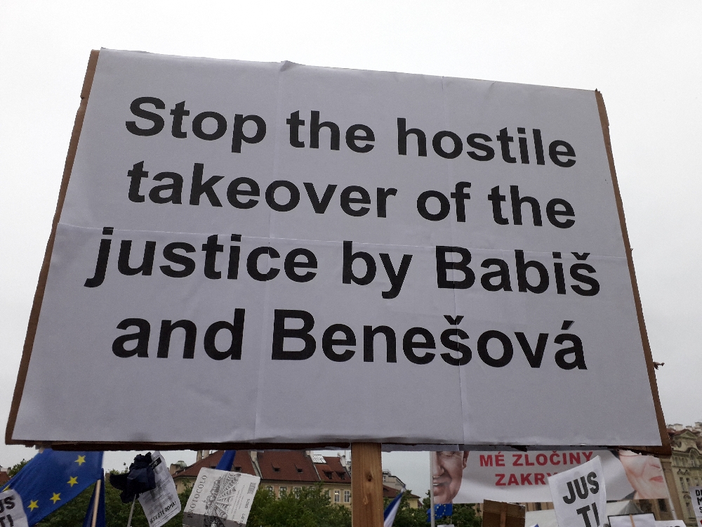 Botschaft eines Demonstranten: „Stoppt die feindliche Übernahme der Justiz durch Babiš und Benešová.“