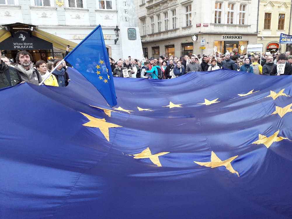 Die Demonstranten sind für einen Verbleib in der EU und zeigen dies mit übergroßen EU-Fahnen.