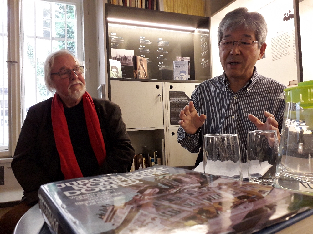 Jürgen Serke aus Hamburg und Prof. Hiroshi Asano aus Tokio lesen gemeinsam.