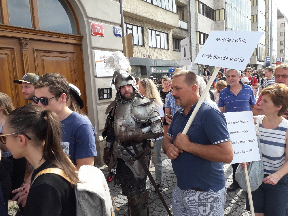 Tausende Demonstranten strömten zu Fuß von der Haltestelle Hradcanska. Einige in sehr fantasievollen Kostümen.