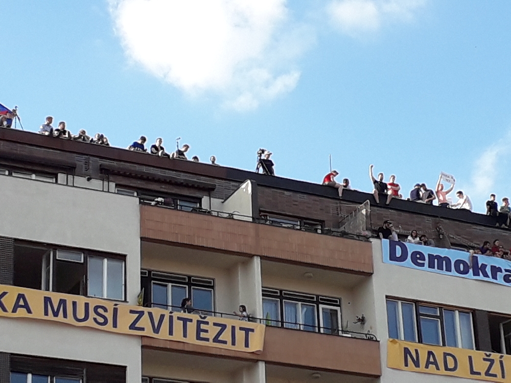 Während oben die Anti-Babis-Demonstranten noch fröhlich herunterwinkten, spielten sich im Treppenhaus dramatische Szenen ab.