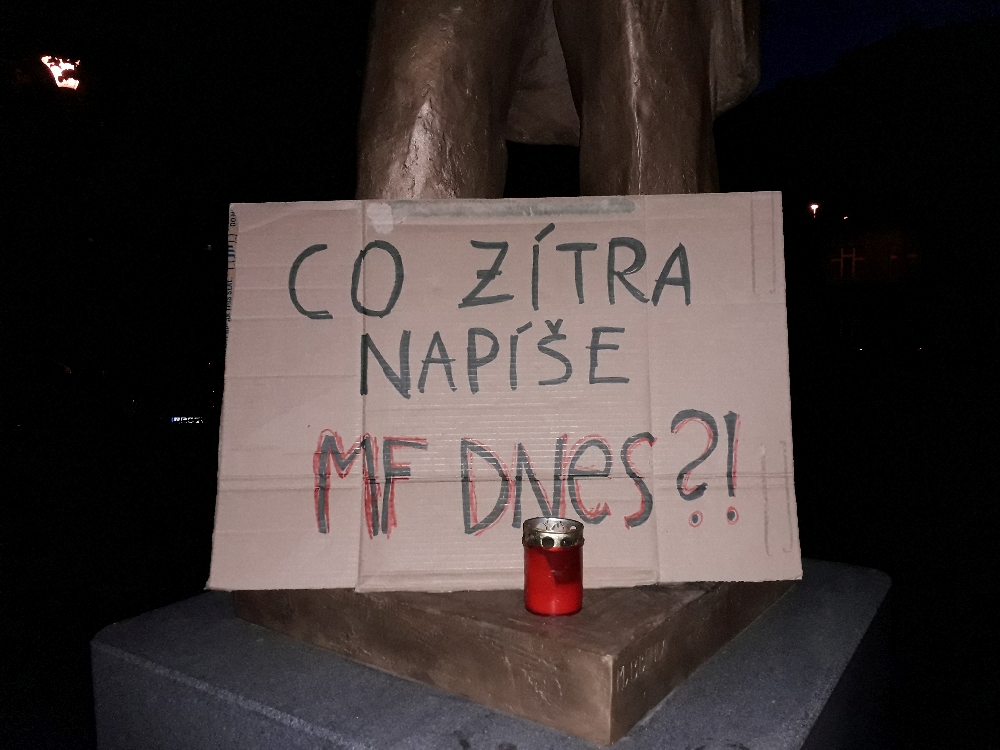 Bis in die tiefe Nacht liefen durch Prag die Demonstranten mit ihren Plakaten. "Was werdet ihr morgen schreiben MF Dnes?!"