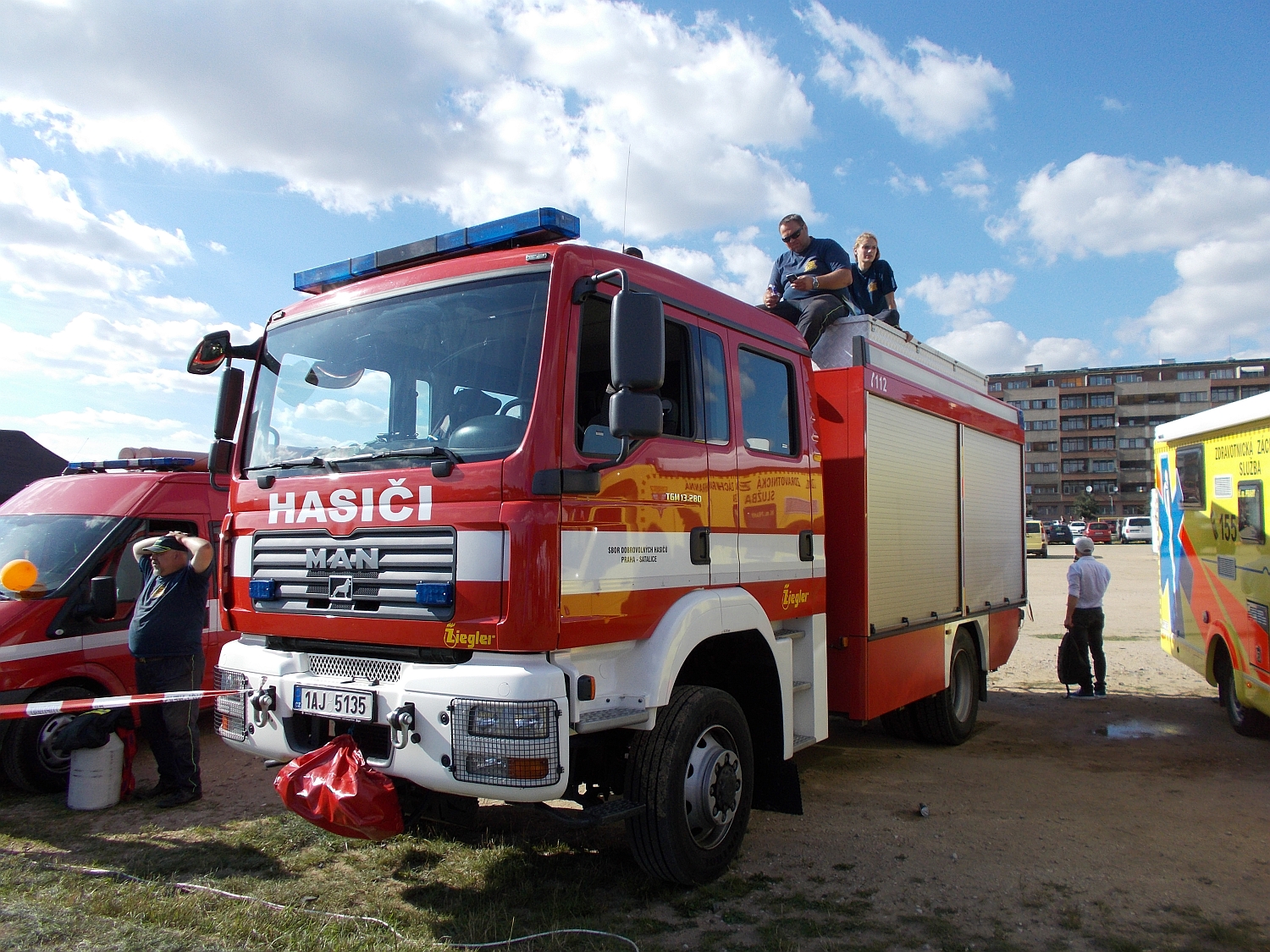 Feuerwehr, Sanitäter und Polizei sicherten die Veranstaltung mit einem Großaufgebot.