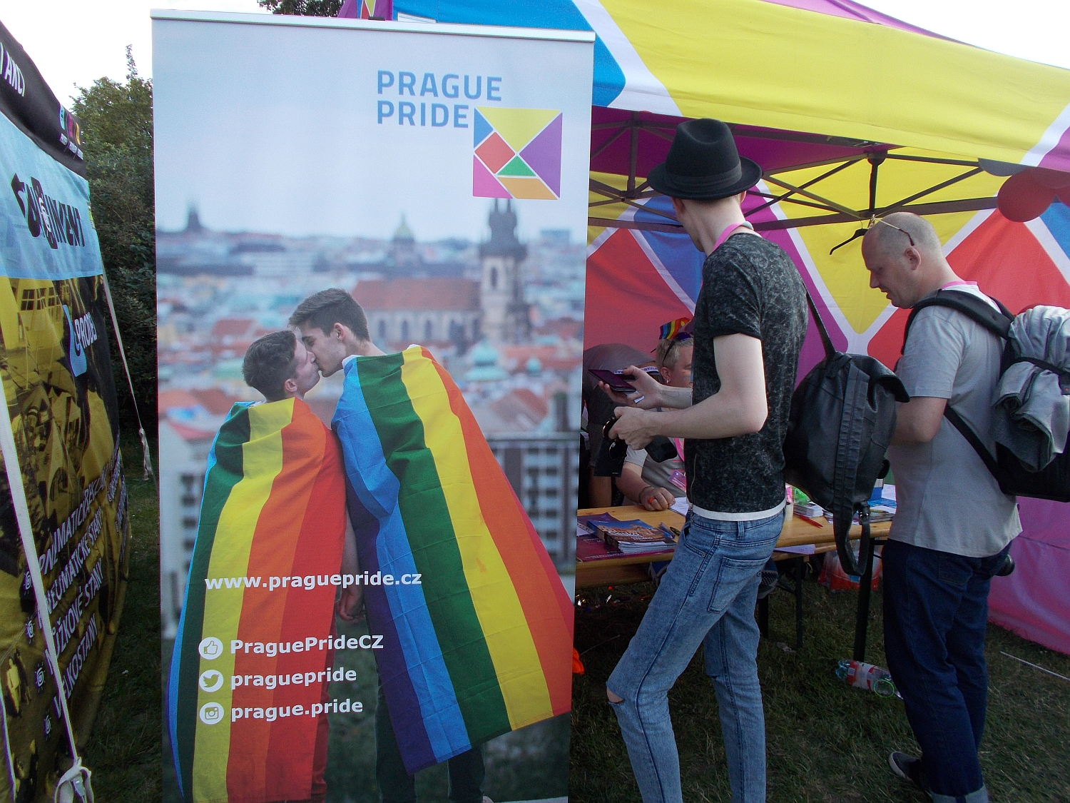 Das offizielle Veranstaltungsposter zu Prague Pride 2016. Zwei Männer, die den Blick auf die Prager Altstadt genießen.