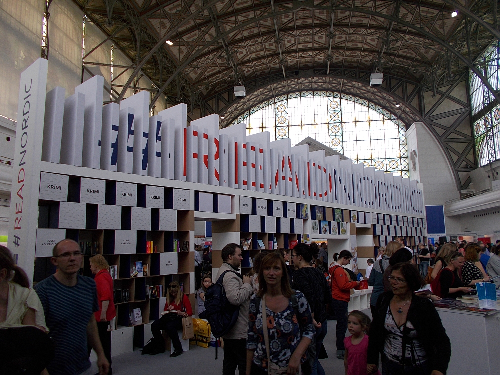 Eingangsbereich mit großer Bücherwand