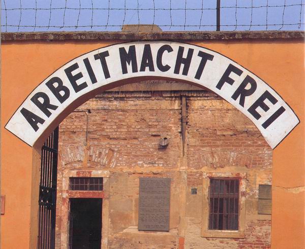 Inschrift über dem Eingang zum „Hof I“ der Kleinen Festung im Ghetto Theresienstadt