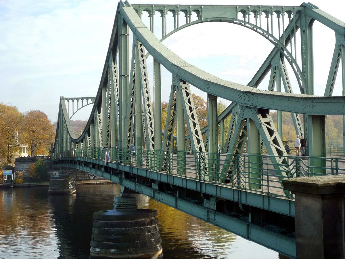 Die Glienicker Brücke führt über die Havel (Blick: Richtung Osten)