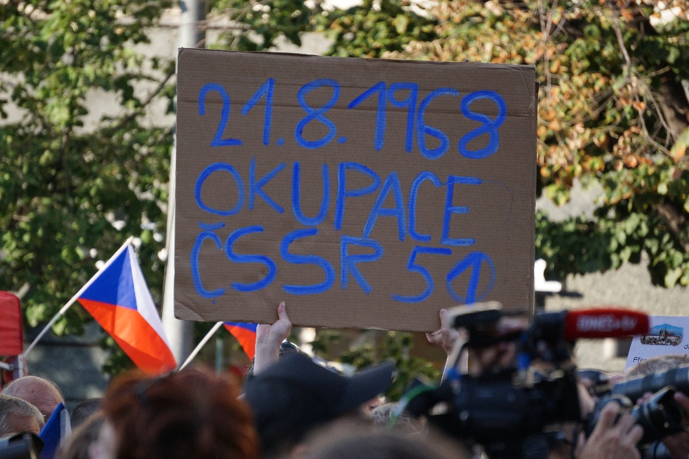 Ein Demonstrant erinnert an den Einmarsch der Warschauer Pakt-Truppen vor 51 Jahren. Foto: K. Kountouroyanis