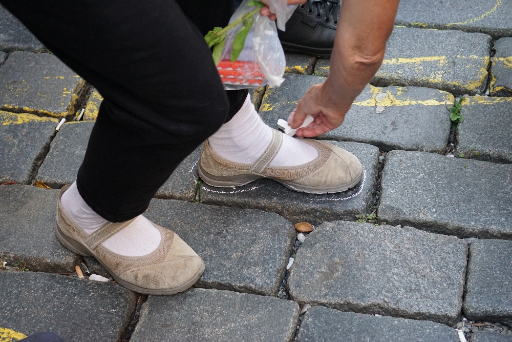 "Wir waren hier und wir stehen hier für all die Menschen, die ihr getötet habt." Sollen die Fußabdrücke vor der Parteizentrale der Kommunisten und auf dem Platz vor der Burg bedeuten. Foto: K. Kountouroyanis