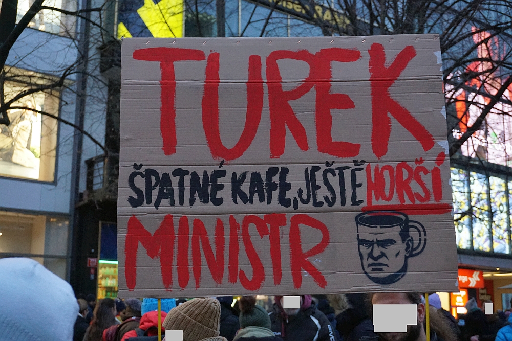 Das Plakat ist eine eine spöttische Kritik – „Turek als Minister ist noch schlimmer als schlechter Kaffee"