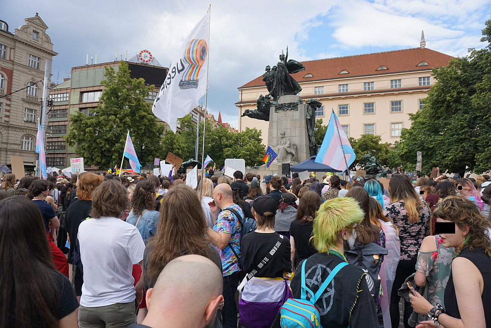 Ca. 1000 Menschen nahmen an der Demonstration teil. Viele trugen FFP2-Masken, weil sie Gesichtserkennung fürchteten.
