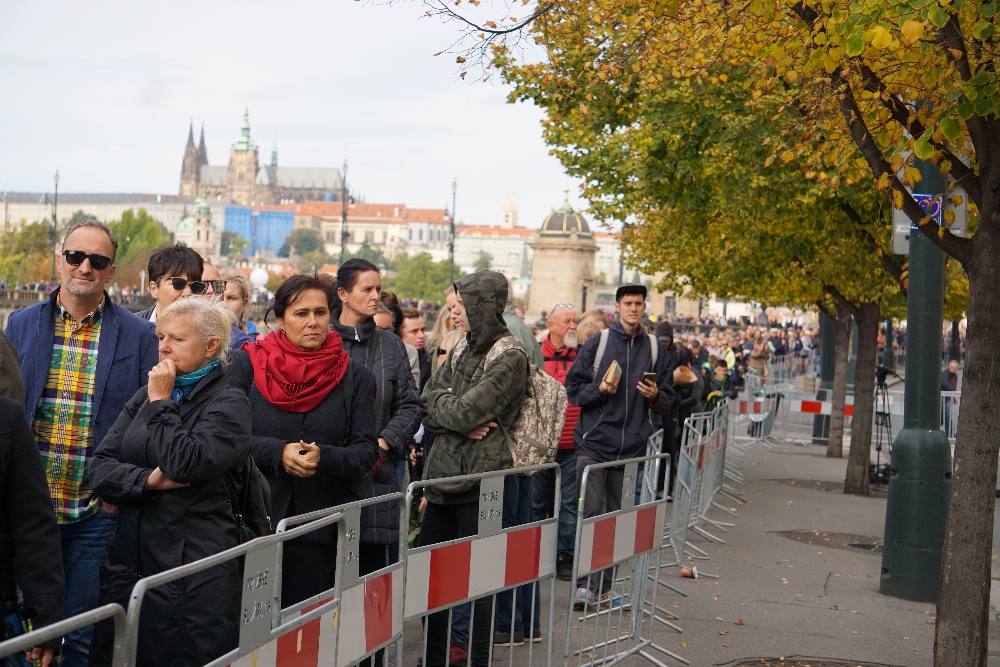 Geduldig warten Karel Gott Fans in der Schlange, um zum Palais zu gelangen.