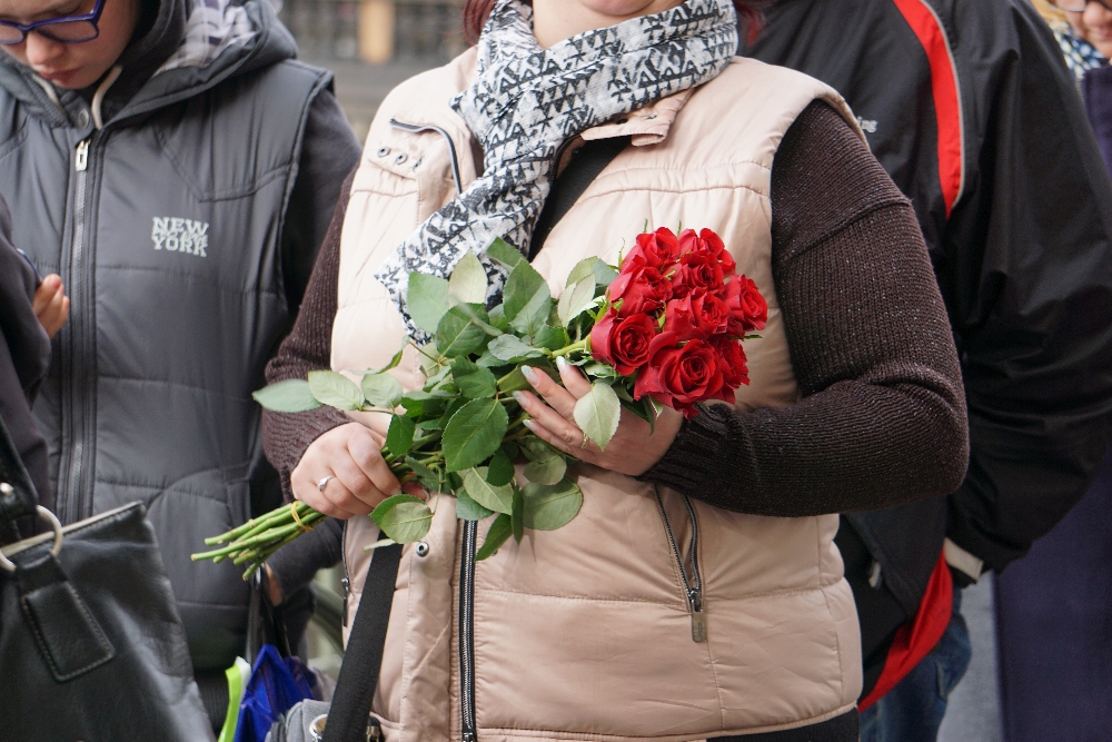 Viele bringen Blumen mit, um sie für Karel Gott im Palais niederzulegen.