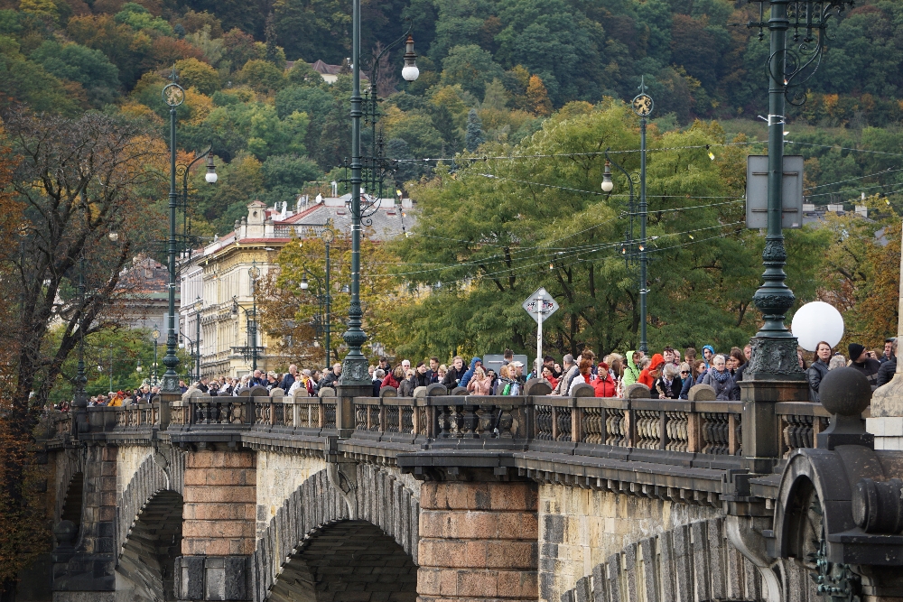 Stundenlang laufen die Fans im Schritttempo zum Sophienpalais.