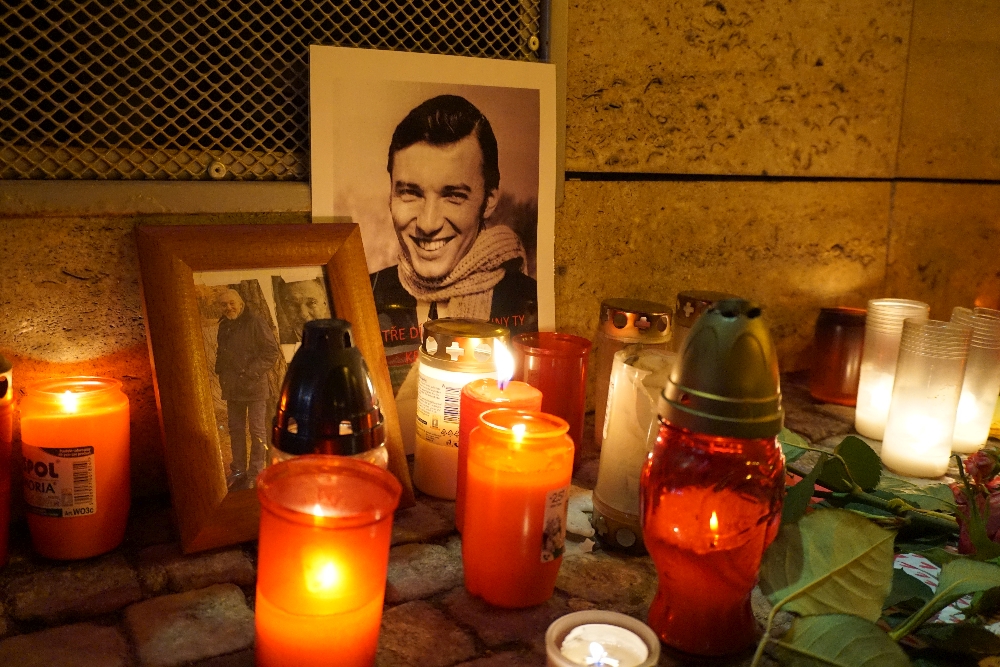 Foto, Kerzen und Blumen für Gott zwischen Wenzelsplatz und Nationalstraße.