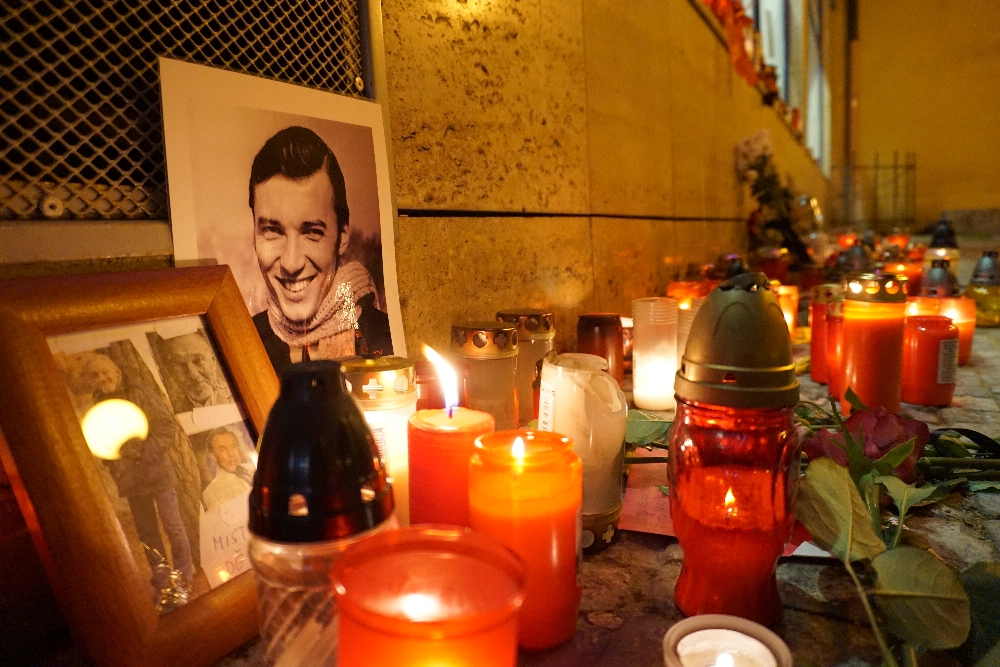 Foto, Kerzen und Blumen für Gott zwischen Wenzelsplatz und Nationalstraße.