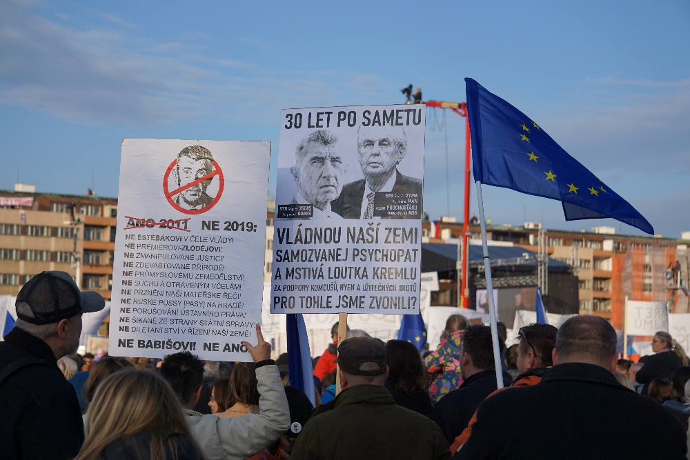 30 Jahre nach der Sanften Revolution. Diese Plakatträger werfen dem Ministerpräsidenten Zeman und Premierminister Babiš Mitgliedschaften im Geheimdienst der alten ČSSR vor. Foto: K. Kountouroyanis