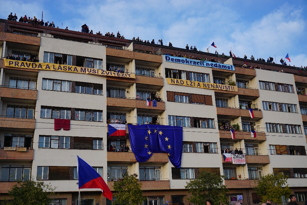 Einige der Wohnungsinhaber dieses Hauses luden die Demonstranten auf ihre Balkone ein. Foto: K. Kountouroyanis