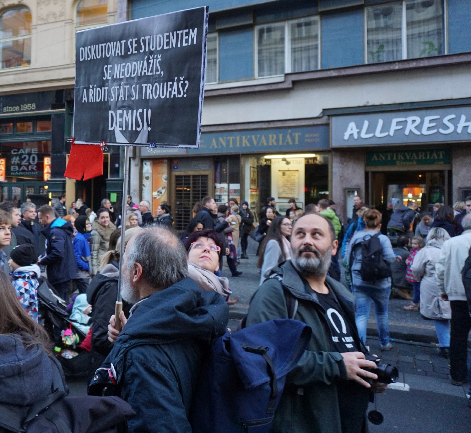 Passanten tragen ihren Protest gegen den amtierenden Premierminister während des Volksfestes auf die Straße. Foto: K. Kountouroyanis