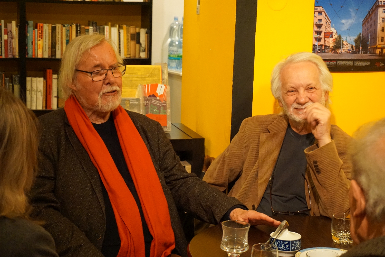 Jürgen Serke (links) im Gespräch. Foto: Konstantin Kountouroyanis
