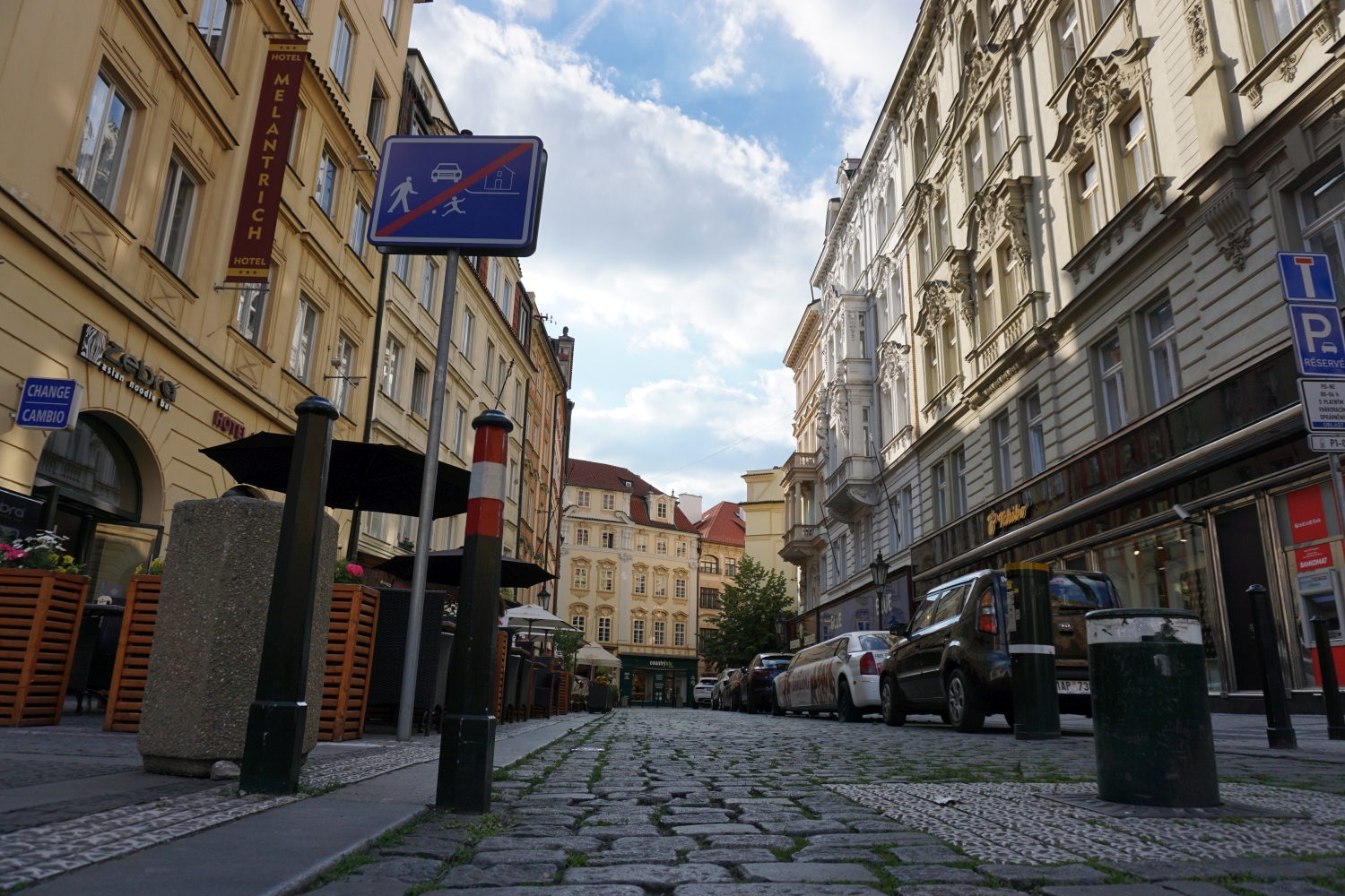 Durch diese Durchgangsstraße zwischen dem Wenzelsplatz und dem Altstädter Ring zogen jährlich vermutlich Millionen Touristen. Prag hatte insgesamt ca. 10 Millionen Touristen pro Jahr. Foto: K. Kountouroyanis