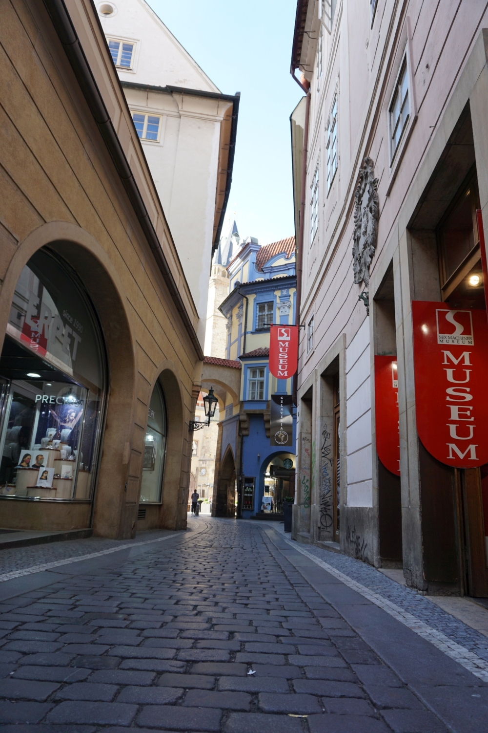 In dieser engen Gasse, kurz vor dem Altstädter Ring, gab es vor Corona kein Durchkommen. So viele Touristen traten sich förmlich gegenseitig auf die Füße. Foto: K. Kountouroyanis