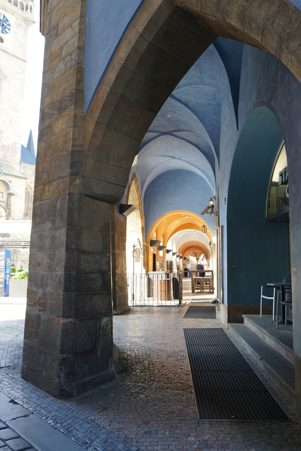 Unter diesen Arkaden am Altstädter Ring, gegenüber der Astronomischen Uhr, bedienten sonst zahlreiche Kellner/innen ihre Gäste. Foto: K. Kountouroyanis