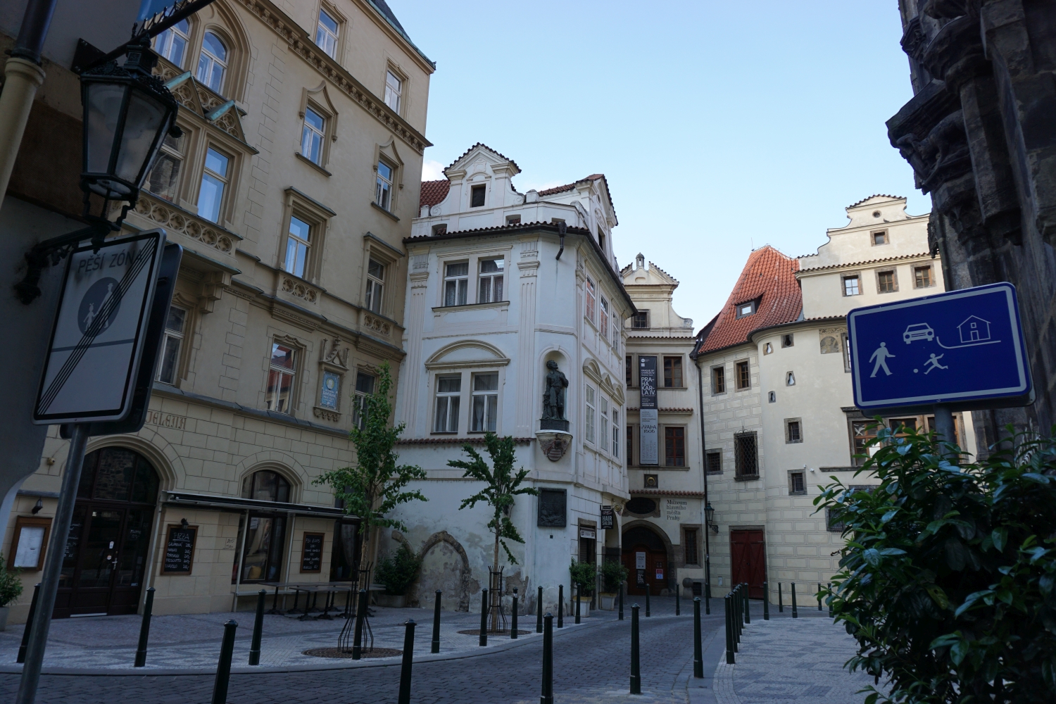 Eine Straße hinter der Teynkirche wird zum Kleinod. Foto: K. Kountouoroyanis