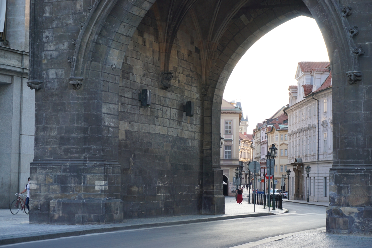 Auch der Blick durch den Torbogen am Pulverturm reicht weit in die Celetná hinein. Foto: K. Kountouroyanis