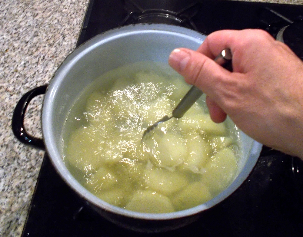 Mit einem Gasherd sind die Kartoffeln in ca. 25 Minuten gar. Der Rosenkohl ungefähr zur selben Zeit.