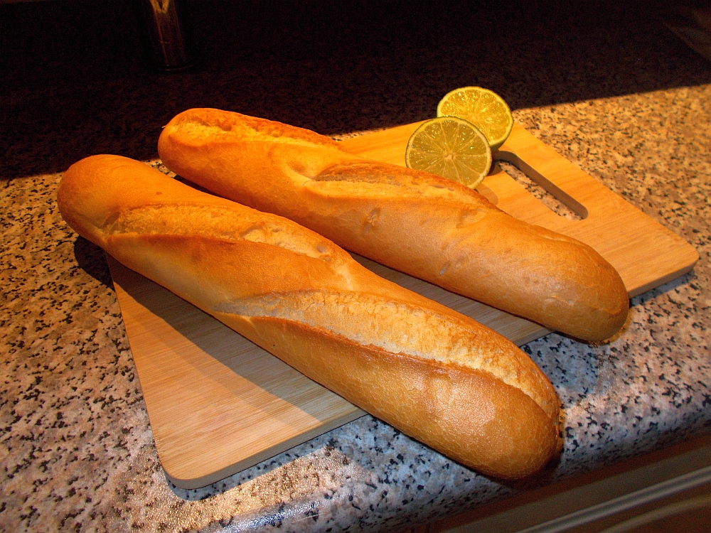 Das Baguette röste ich am liebsten im Backofen und bestreiche es mit Kräuterbutter.