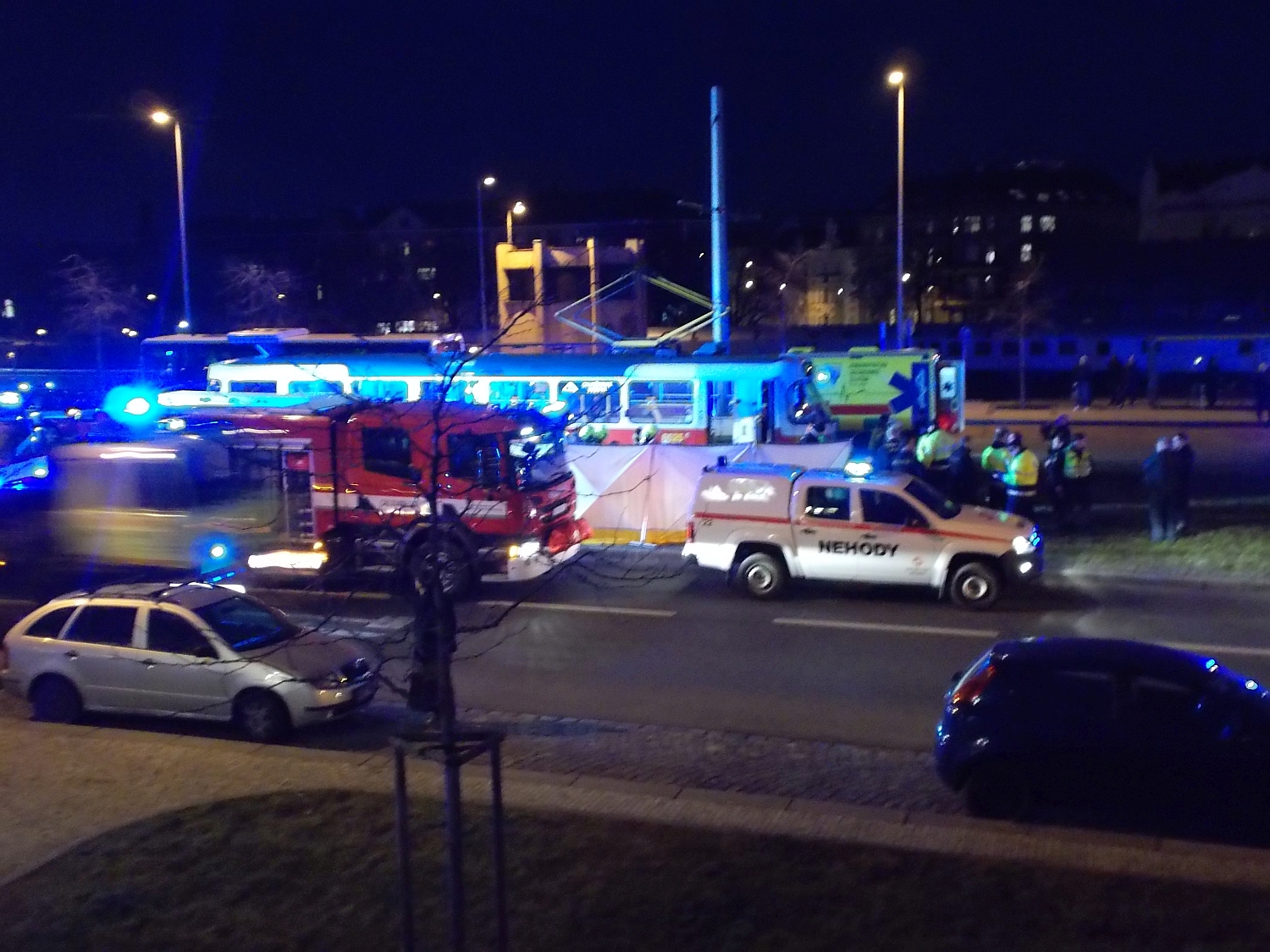 Kurz vor der Haltstelle Hradčanská ist ein Mann von einer Tram erfasst worden.