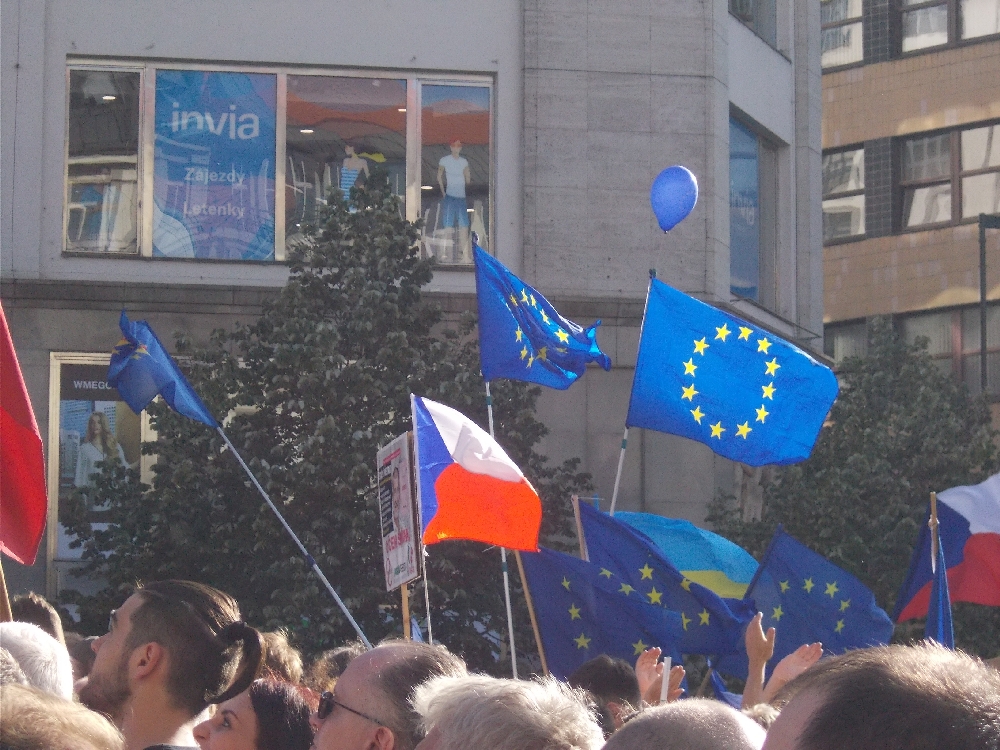Europa geht auf die Straße - Das Foto wurde auf einer Demo gegen Andrej Babiš am 5.6.2018 aufgenommen.