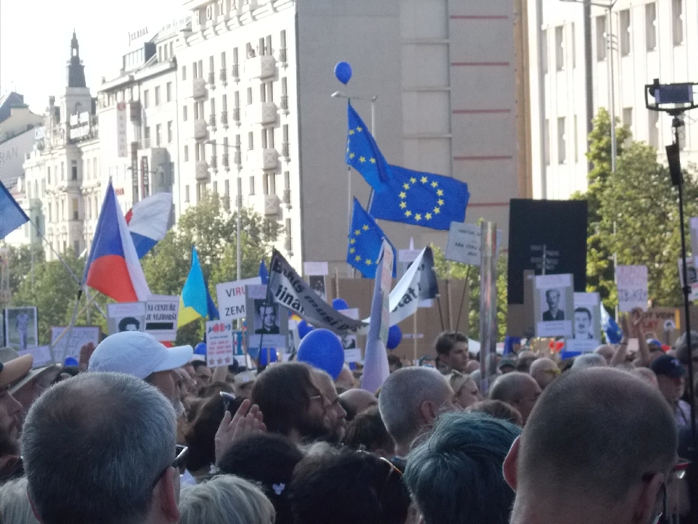 Tschechen demonstrieren gegen den Premierminister. Das Foto wurde auf einer Demonstration am 05.06.2018 auf dem Wenzelsplatz aufgenommen.