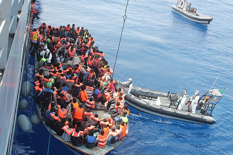 Ein irisches Marineschiff nimmt Flüchtlinge aus dem Mittelmeer auf. Foto: Irish Defence Forces