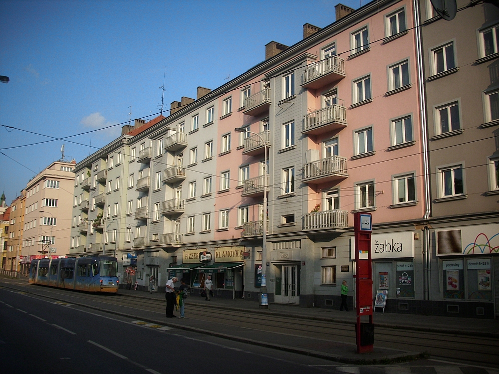 In diesem schlichten Haus (orange) an der Tram-Haltestelle Klamovka lebte Lenka Reinerová bis zu ihrem Tode.