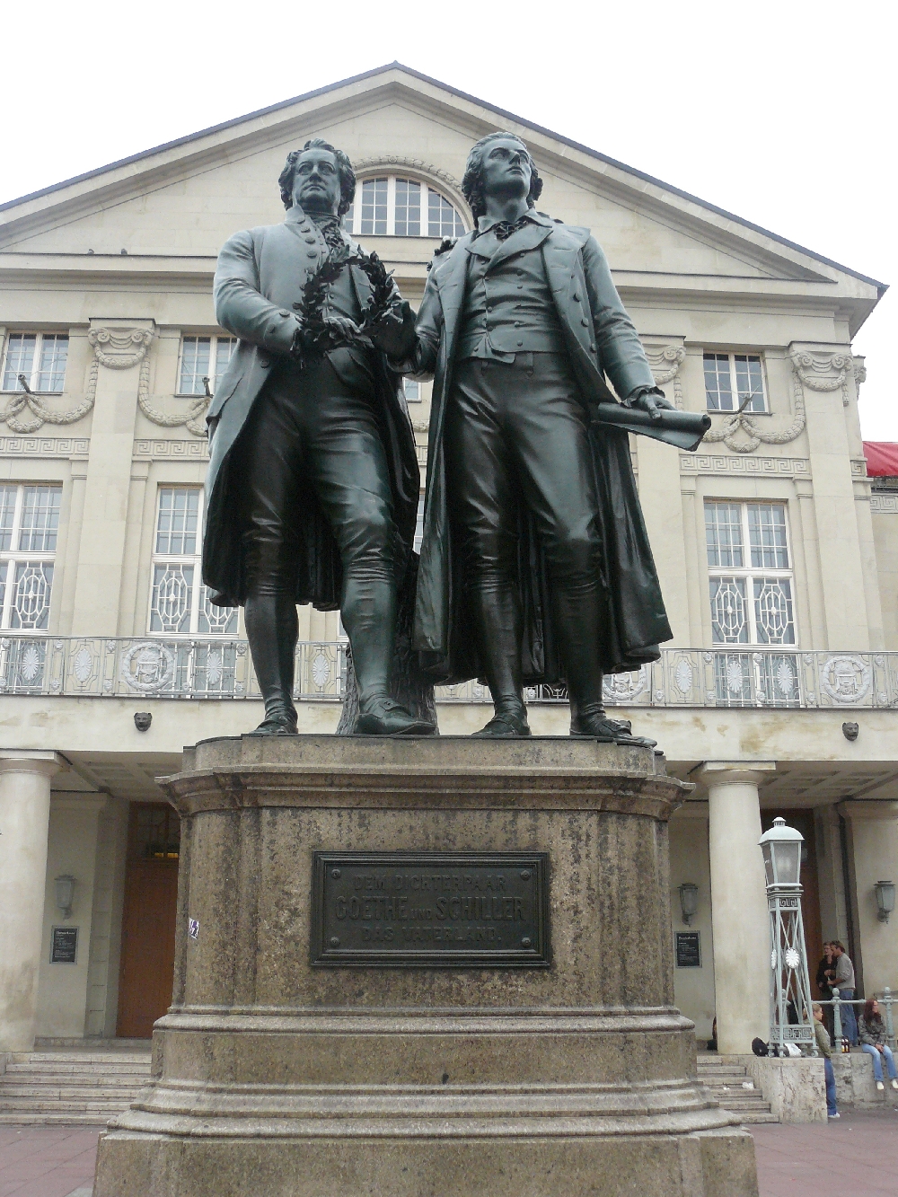 Die Werte von Goethe und Schiller im "Sozialstaat Deutschland" vertreten. Immer mehr Lehrer in Deutschland halten dies für Fassaden-Demokratie. Foto: Kountouroyanis