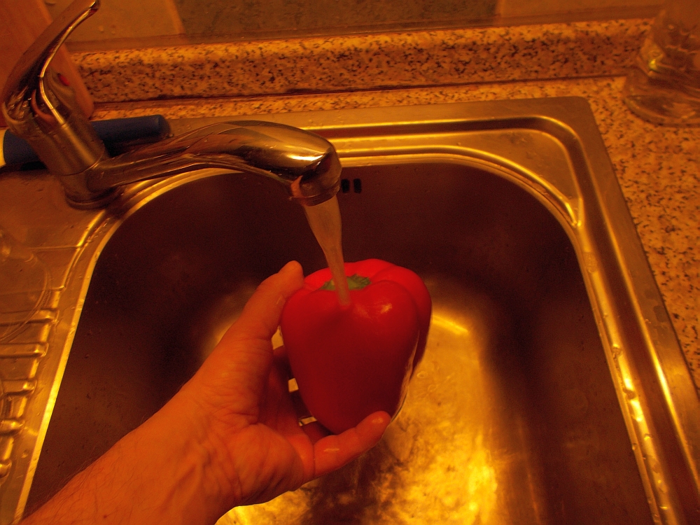 Spülen Sie die Paprika mit kaltem Wasser ab.