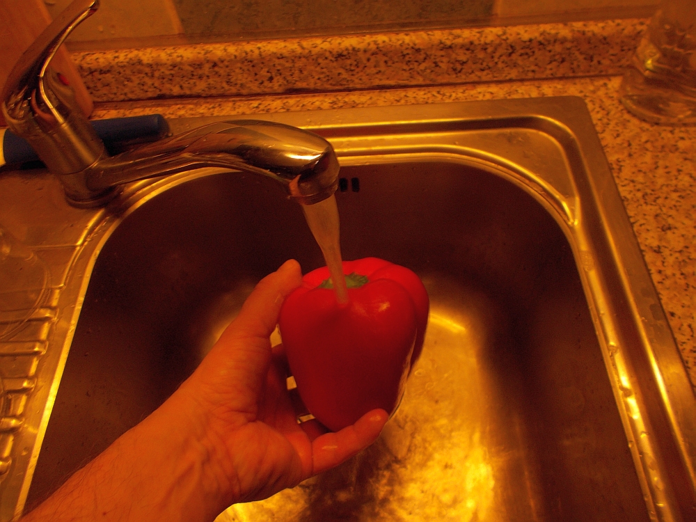 Spülen Sie die Paprika mit kaltem Wasser ab.