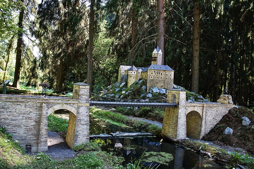 Burg Loket mit Brücke (Modell im Park Boheminium)