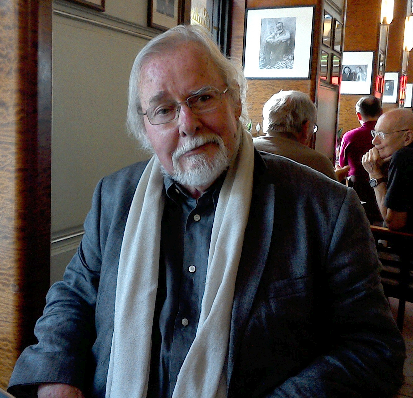 Jürgen Serke im Café Slavia (Foto: K. Kountouroyanis)