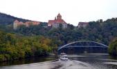 Blick auf den Brünner Stausee und die Burg Veveří
